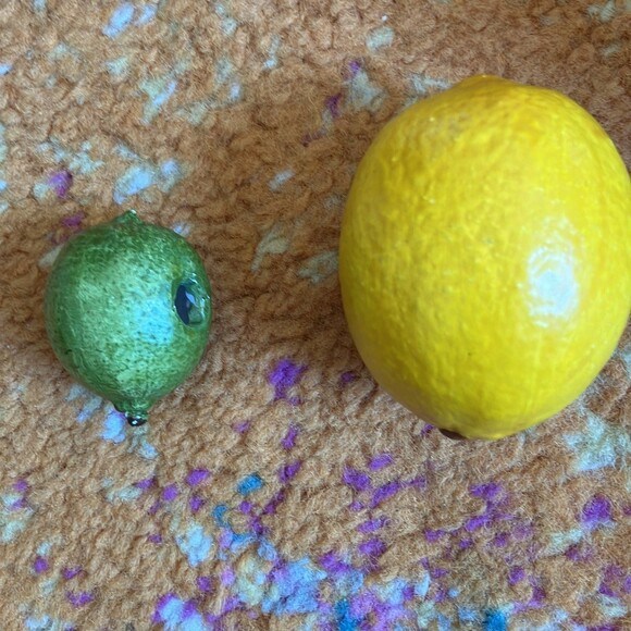 Ceramic Fruit Made in Spain Rare Pieces: Pear, Lemon,Key Lime, Peach, Apples (6) - Picture 10 of 12